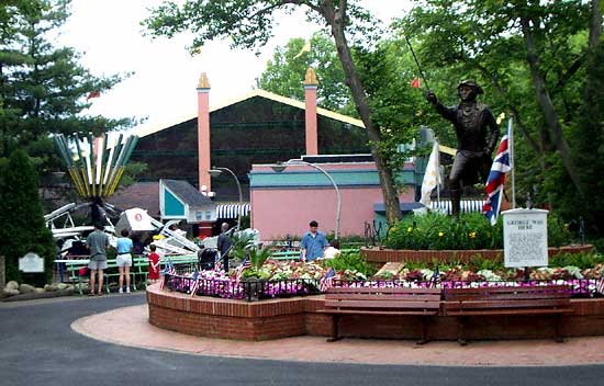 A Statue Of George Washington And The Kangaroo Ride At Kennywood Park, West Mifflin Pennsylvania