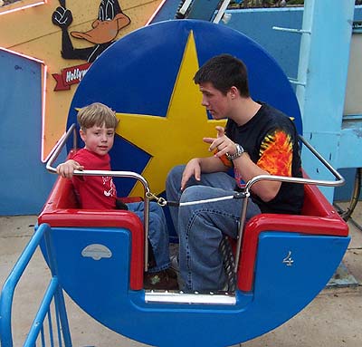 Daffy's Star Parade Ferris Wheel at Six Flags Kentucky Kingdom